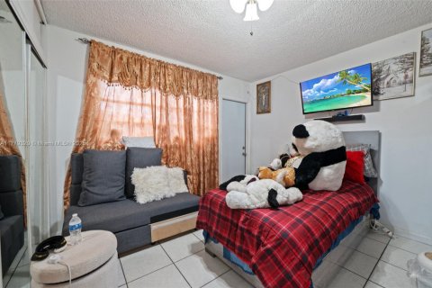House in Miami, Florida 3 bedrooms, 195.47 sq.m. № 1811655 - photo 23