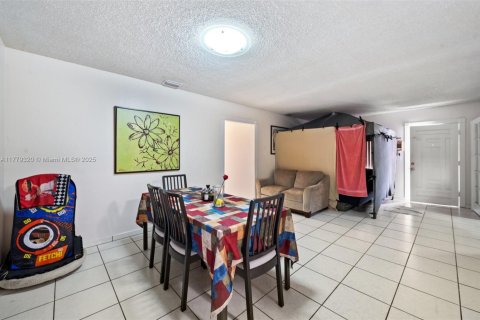 House in Miami, Florida 3 bedrooms, 195.47 sq.m. № 1811655 - photo 3
