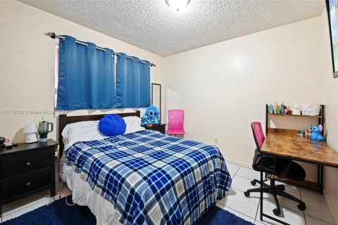 House in Miami, Florida 3 bedrooms, 195.47 sq.m. № 1811655 - photo 10