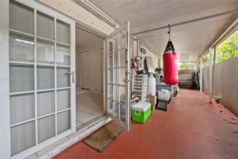 House in Miami, Florida 3 bedrooms, 195.47 sq.m. № 1811655 - photo 14