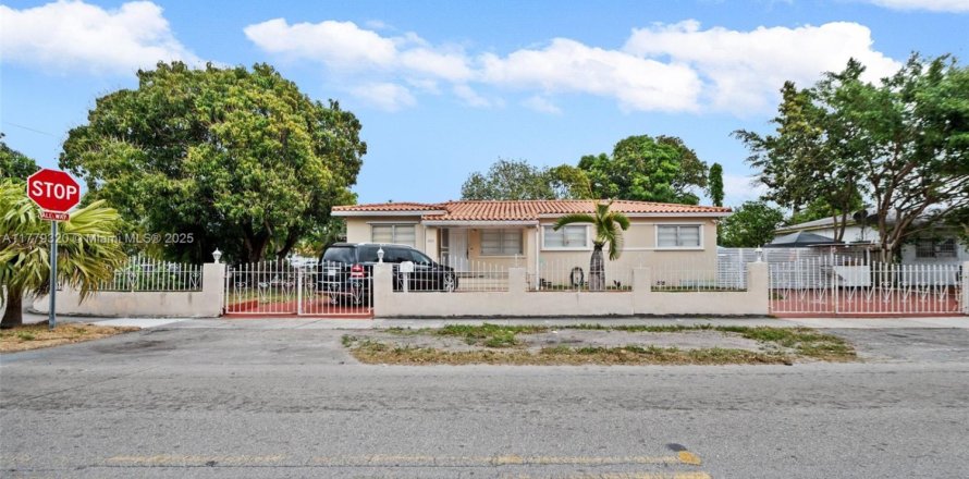 House in Miami, Florida 3 bedrooms, 195.47 sq.m. № 1811655