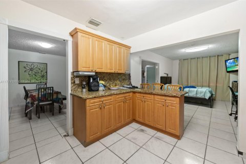 House in Miami, Florida 3 bedrooms, 195.47 sq.m. № 1811655 - photo 6