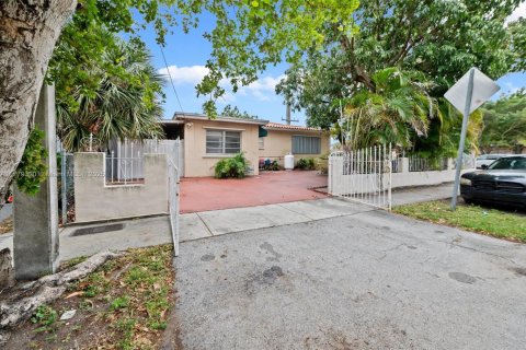 House in Miami, Florida 3 bedrooms, 195.47 sq.m. № 1811655 - photo 2