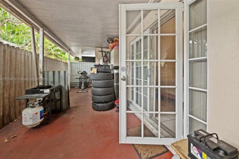 House in Miami, Florida 3 bedrooms, 195.47 sq.m. № 1811655 - photo 13