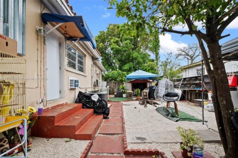 House in Miami, Florida 3 bedrooms, 195.47 sq.m. № 1811655 - photo 17