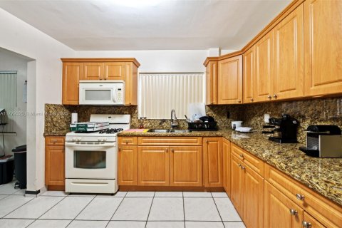 House in Miami, Florida 3 bedrooms, 195.47 sq.m. № 1811655 - photo 4