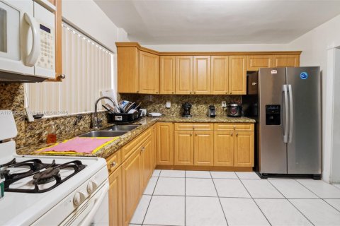 House in Miami, Florida 3 bedrooms, 195.47 sq.m. № 1811655 - photo 5