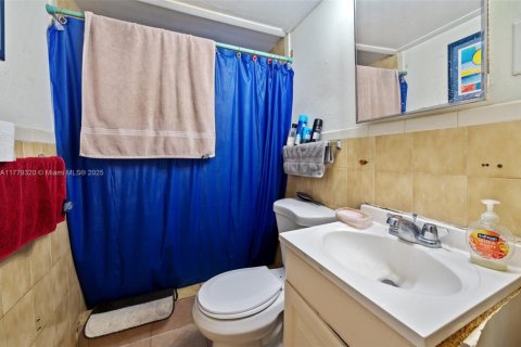 House in Miami, Florida 3 bedrooms, 195.47 sq.m. № 1811655 - photo 20