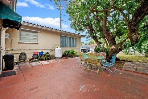 House in Miami, Florida 3 bedrooms, 195.47 sq.m. № 1811655 - photo 27