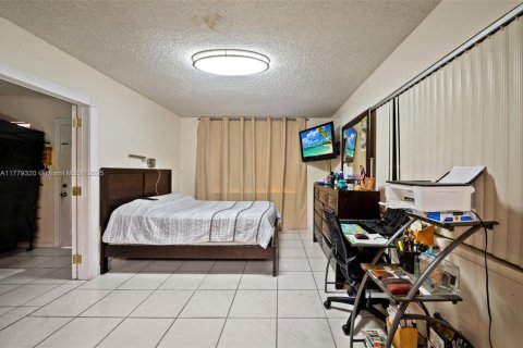House in Miami, Florida 3 bedrooms, 195.47 sq.m. № 1811655 - photo 7