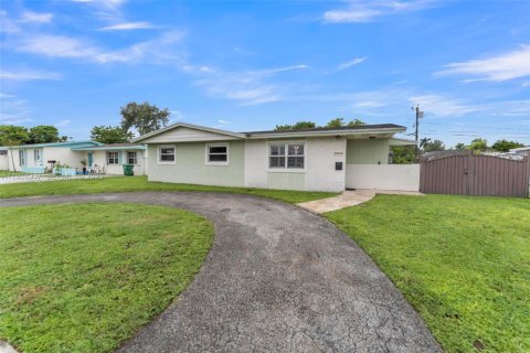 House in Miami Gardens, Florida 3 bedrooms, 101.82 sq.m. № 1983099 - photo 1