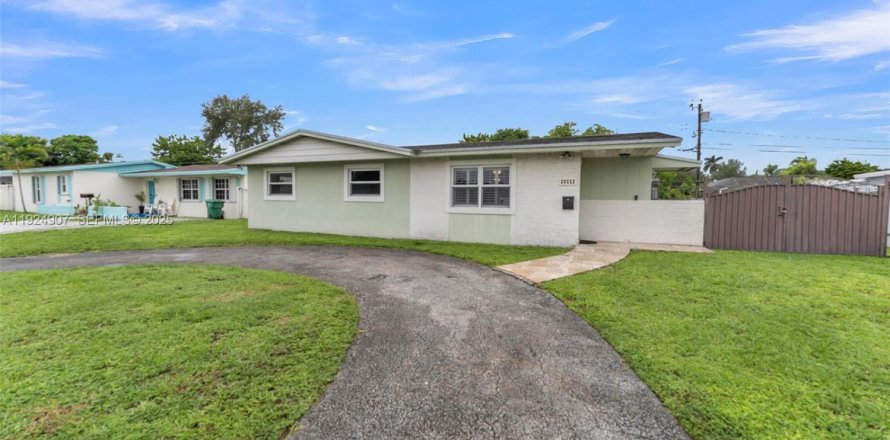 House in Miami Gardens, Florida 3 bedrooms, 101.82 sq.m. № 1983099