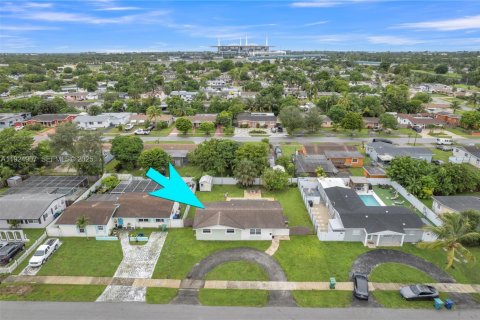 House in Miami Gardens, Florida 3 bedrooms, 101.82 sq.m. № 1983099 - photo 17