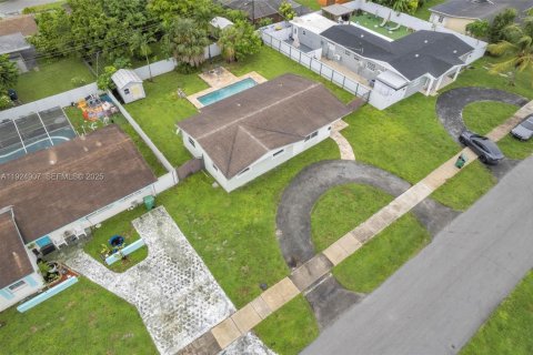 House in Miami Gardens, Florida 3 bedrooms, 101.82 sq.m. № 1983099 - photo 18