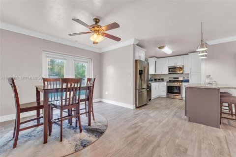 House in Miami Gardens, Florida 3 bedrooms, 101.82 sq.m. № 1983099 - photo 5