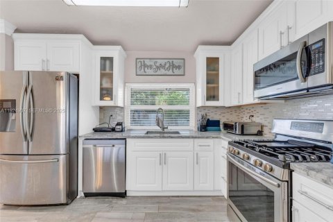 House in Miami Gardens, Florida 3 bedrooms, 101.82 sq.m. № 1983099 - photo 3