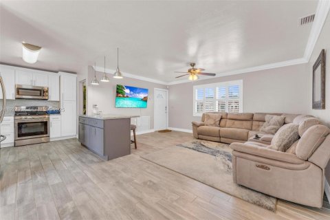 House in Miami Gardens, Florida 3 bedrooms, 101.82 sq.m. № 1983099 - photo 4