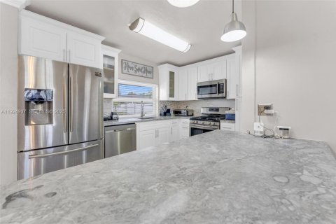 House in Miami Gardens, Florida 3 bedrooms, 101.82 sq.m. № 1983099 - photo 12