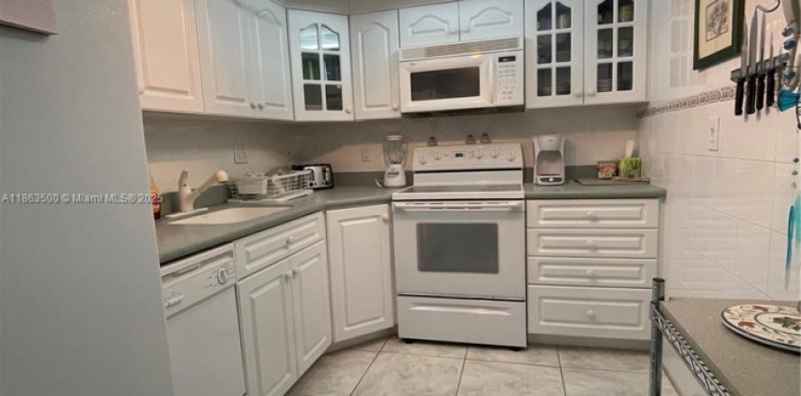 Condominio en Hallandale Beach, Florida, 2 dormitorios  № 1893041