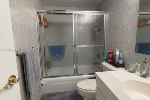Condominio en venta en Hallandale Beach, Florida, 2 dormitorios, 101.64 m2 № 1893041 - foto 11