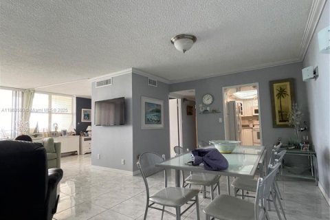 Condominio en venta en Hallandale Beach, Florida, 2 dormitorios, 101.64 m2 № 1893041 - foto 15