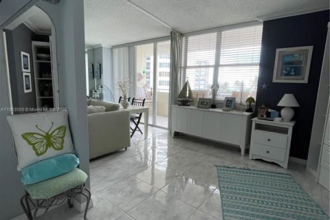 Condominio en venta en Hallandale Beach, Florida, 2 dormitorios, 101.64 m2 № 1893041 - foto 4