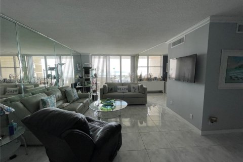 Condominio en venta en Hallandale Beach, Florida, 2 dormitorios, 101.64 m2 № 1893041 - foto 16