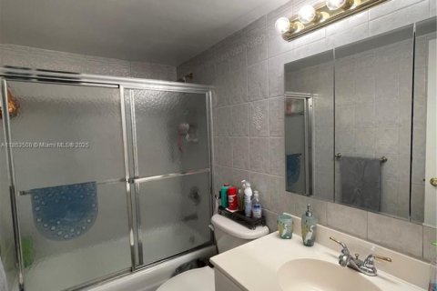 Condominio en venta en Hallandale Beach, Florida, 2 dormitorios, 101.64 m2 № 1893041 - foto 12