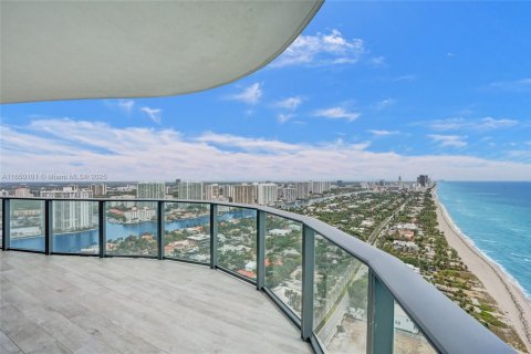 Copropriété à vendre à Sunny Isles Beach, Floride: 3 chambres, 463.77 m2 № 1865113 - photo 1
