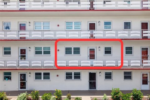 Condo in Gulfport, Florida, 1 bedroom  № 1771374 - photo 2