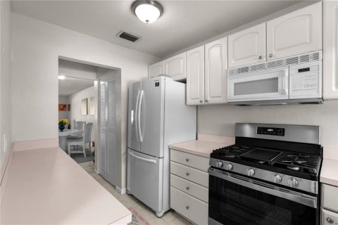 Condo in Gulfport, Florida, 1 bedroom  № 1771374 - photo 4