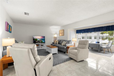 Condo in Gulfport, Florida, 1 bedroom  № 1771374 - photo 9