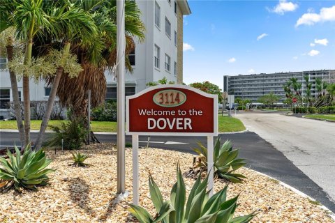 Condo in Gulfport, Florida, 1 bedroom  № 1771374 - photo 1