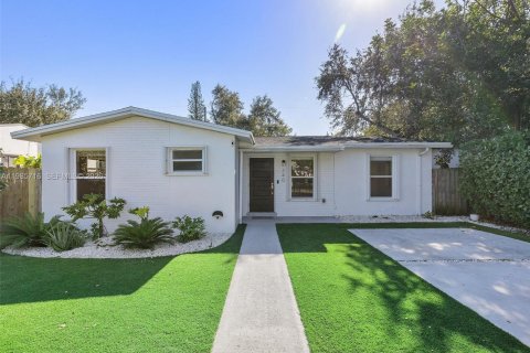 Дом в Майами, Флорида 4 спальни, 127.37м2 № 2050592