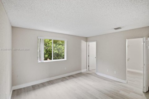 Condo in Miami, Florida, 3 bedrooms № 2186392 - photo 18