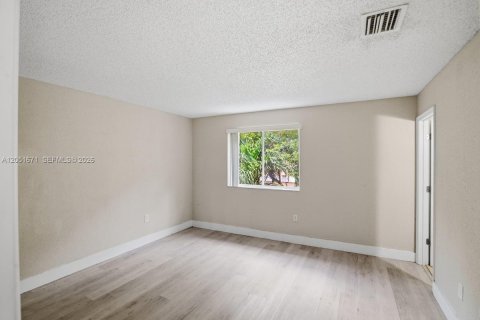 Condo in Miami, Florida, 3 bedrooms № 2186392 - photo 19