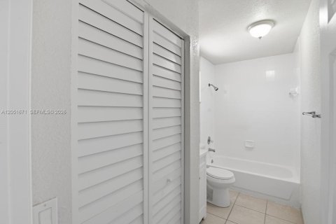 Condo in Miami, Florida, 3 bedrooms № 2186392 - photo 21