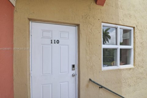 Condo in Miami, Florida, 3 bedrooms № 2186392 - photo 2