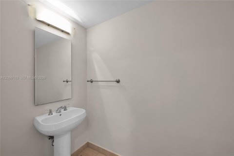 Condo in Miami, Florida, 1 bedroom  № 2339853 - photo 12