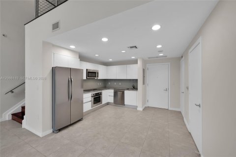 Condo in Miami, Florida, 1 bedroom  № 2339853 - photo 4