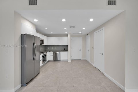 Condo in Miami, Florida, 1 bedroom  № 2339853 - photo 3