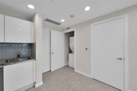Condo in Miami, Florida, 1 bedroom  № 2339853 - photo 11