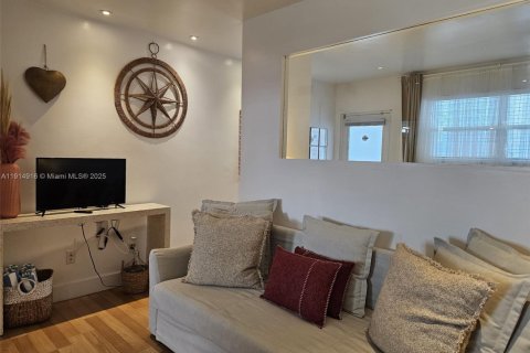 Condo in Miami Beach, Florida  № 2015928 - photo 9