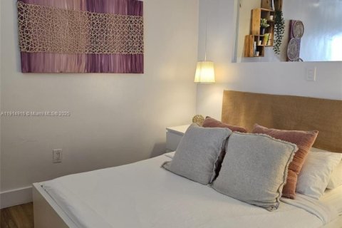 Studio à Condo à Miami Beach, Floride  № 2015928