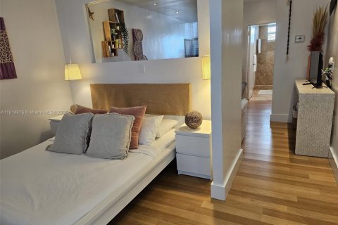 Condo in Miami Beach, Florida  № 2015928 - photo 4