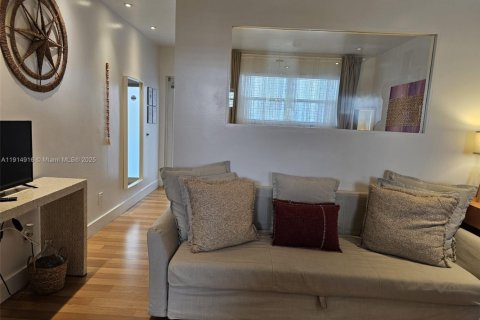 Condo in Miami Beach, Florida  № 2015928 - photo 6