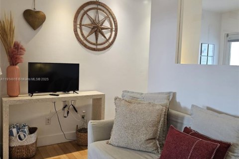 Condo in Miami Beach, Florida  № 2015928 - photo 8