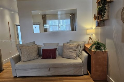 Condo in Miami Beach, Florida  № 2015928 - photo 11