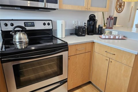 Condo in Miami Beach, Florida  № 2015928 - photo 18