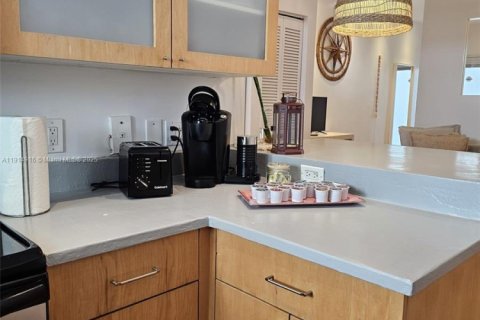 Condo in Miami Beach, Florida  № 2015928 - photo 17